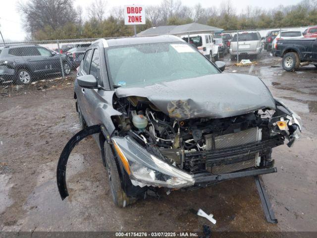  Salvage Nissan Kicks