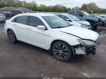  Salvage Chrysler 200