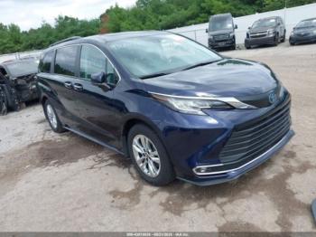  Salvage Toyota Sienna