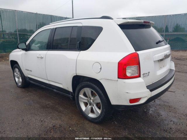 Jeep Compass Latitude Image 2