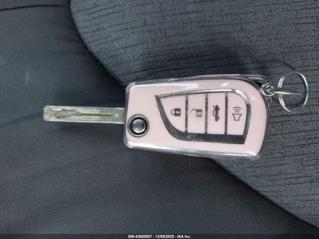 Toyota Camry Le Image 14