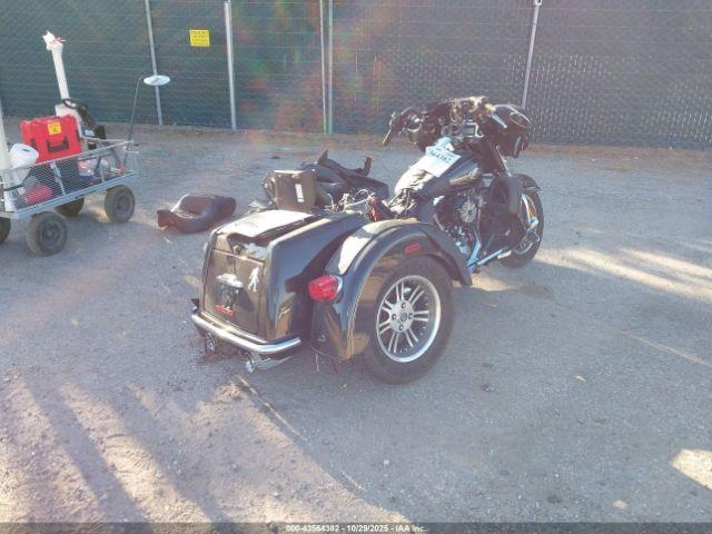 Harley-Davidson Flhtcutg Tri Glide Ultra Classic Image 12