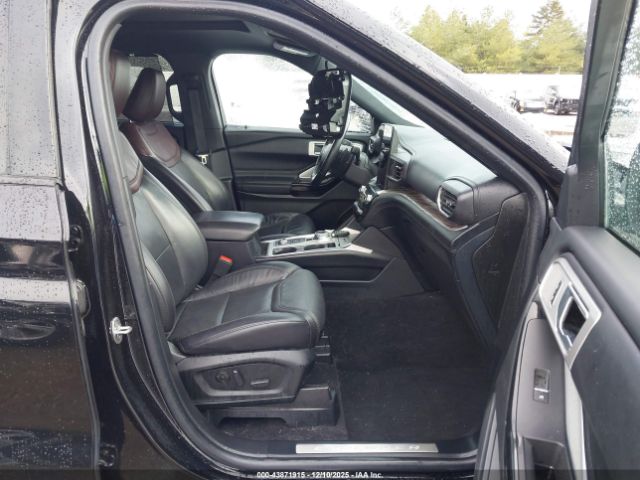 Ford Explorer Platinum Image 12