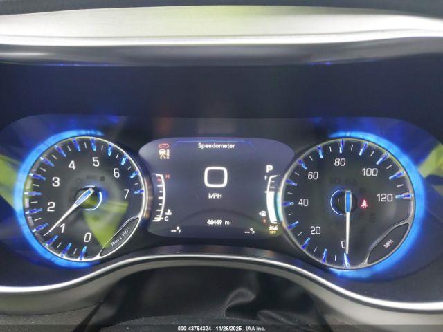 Chrysler Pacifica Limited Image 9