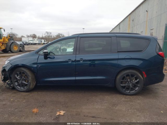 Chrysler Pacifica Limited Image 16