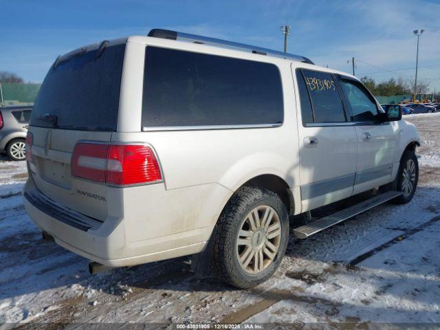 Lincoln Navigator Image 12