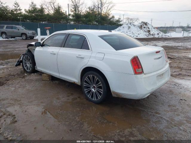 Chrysler 300 S V6 Image 14