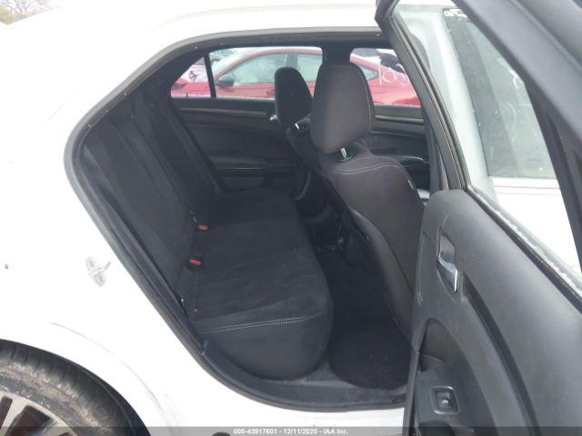 Chrysler 300 S V6 Image 8