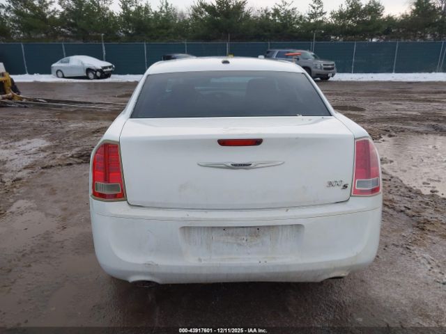 Chrysler 300 S V6 Image 13