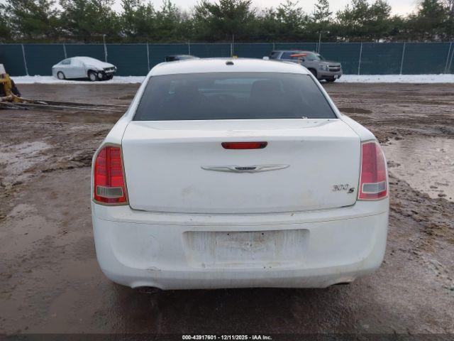 Chrysler 300 S V6 Image 13